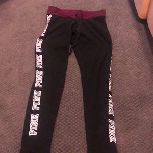 Black leggings with maroon